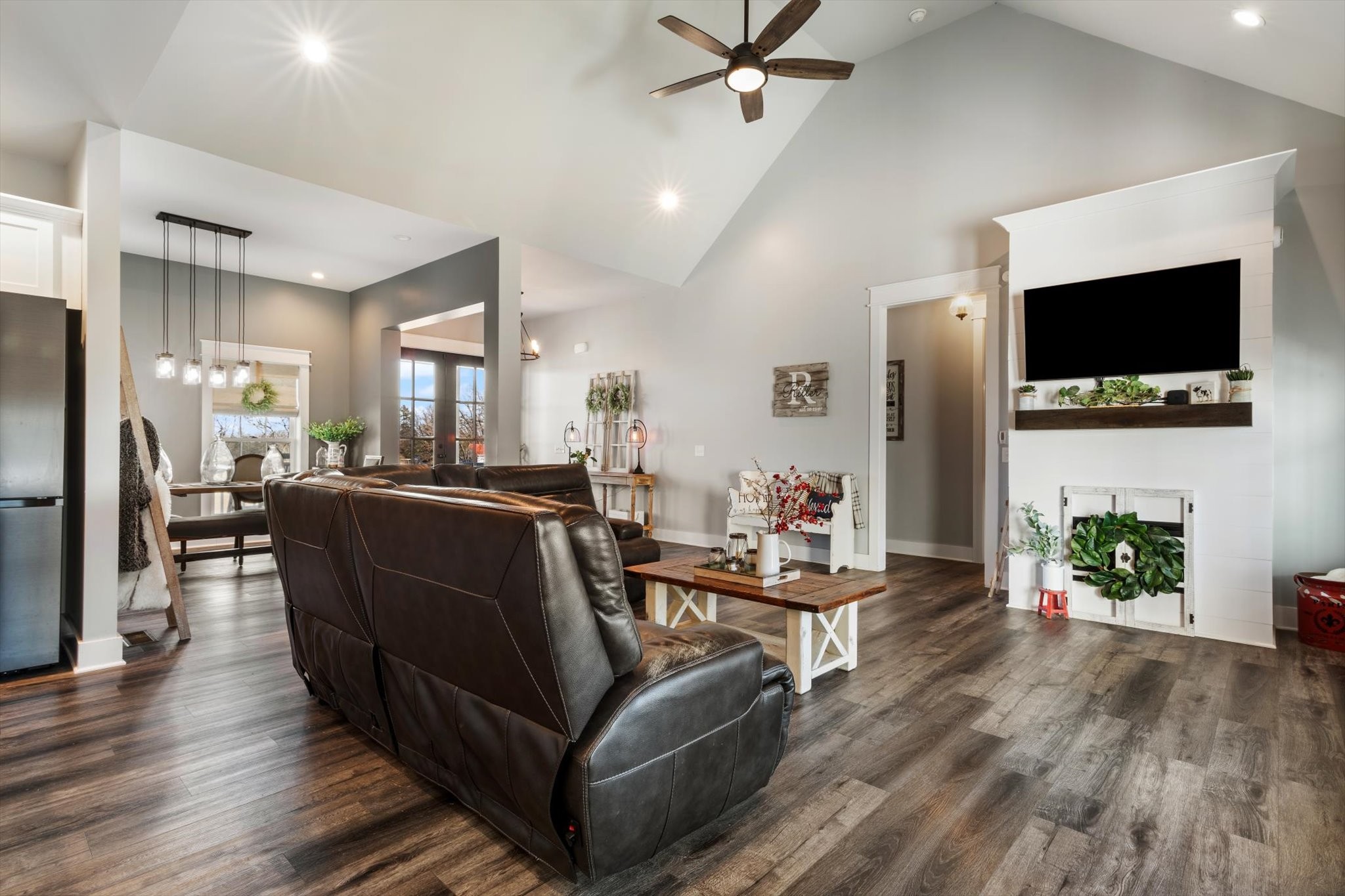 2114 Longview Road Rockvale, TN 37153 - Photo 25 of 48 a living room with furniture and a flat screen tv