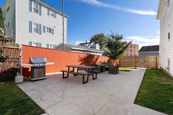 $1,800 | 120 15th Street, Unit 5, Fall River, MA 02723