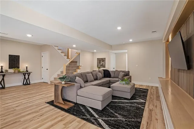 $832,500 | 605 Hampstead Drive, Raymore, MO 64083