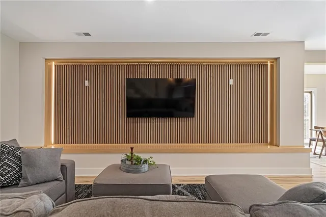 $832,500 | 605 Hampstead Drive, Raymore, MO 64083