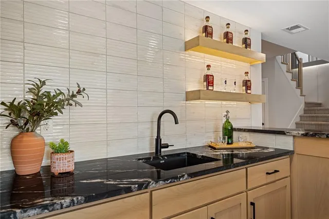 $832,500 | 605 Hampstead Drive, Raymore, MO 64083