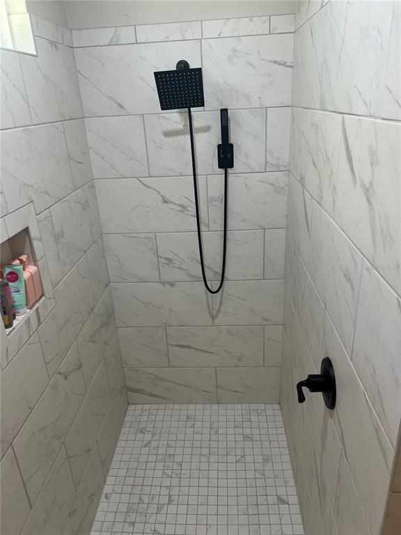 7746 Southeast 70th Avenue Trenton, FL 32693 - Photo 7 of 13 a bathroom with a shower