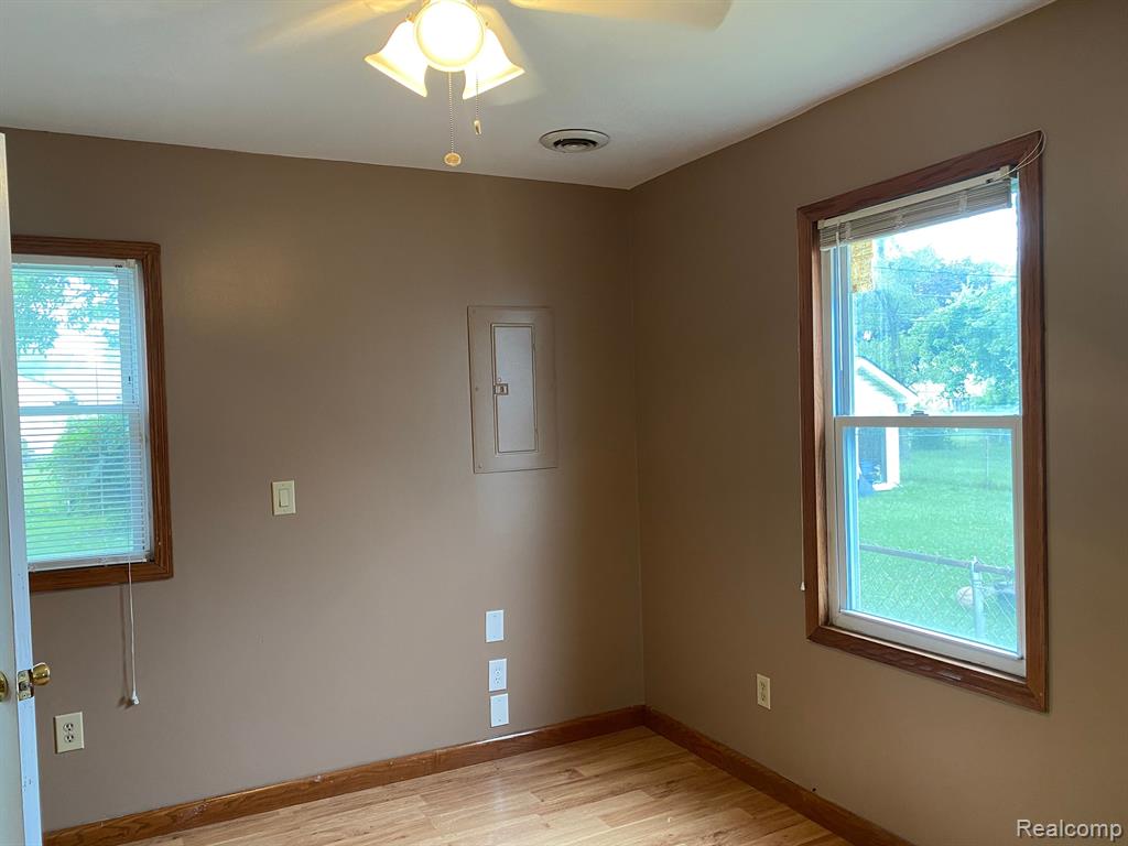 8302 Toepfer Road Warren, MI 48089 - Photo 4 of 17