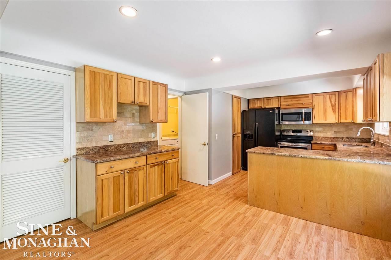 988 Canterbury Road Grosse Pointe, MI 48236 - Photo 9 of 25 50074640-8.JPG
