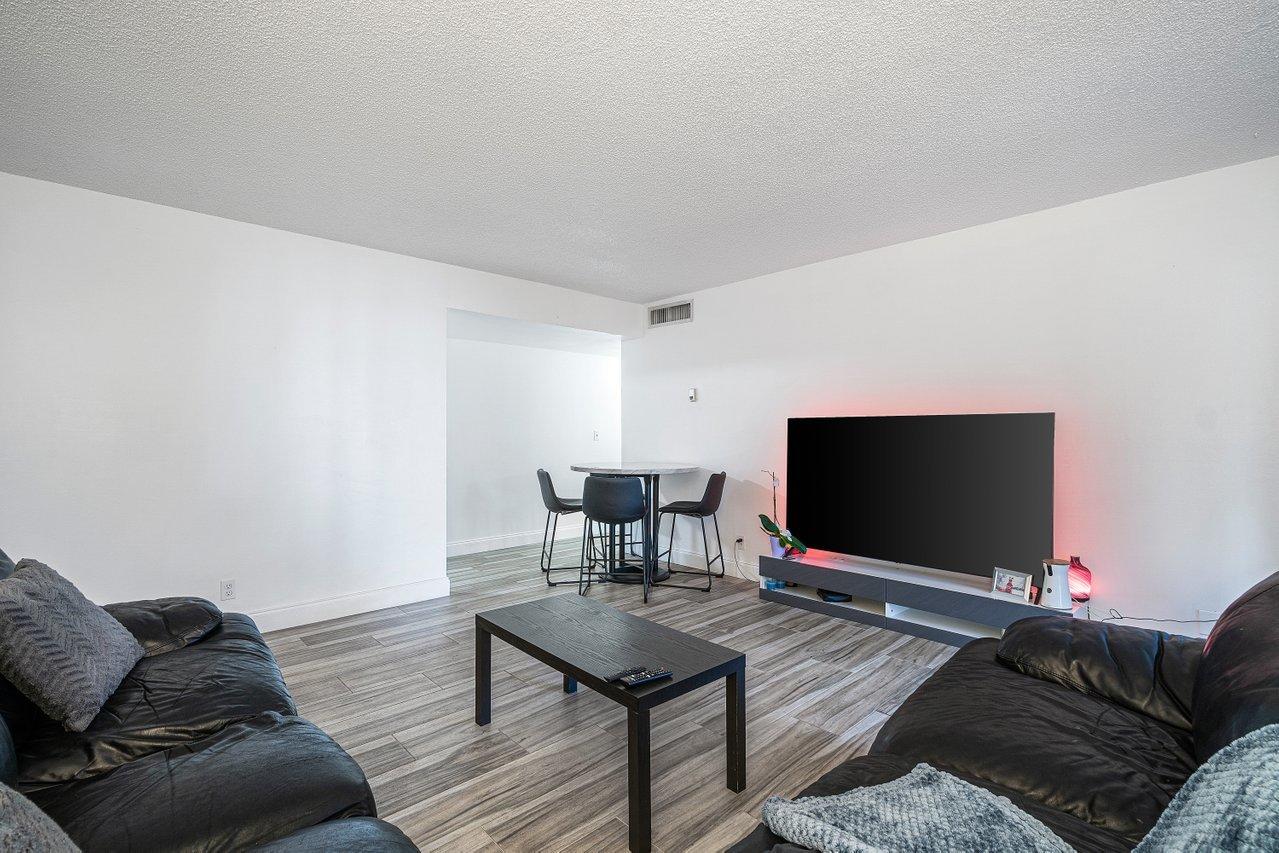618 Northwest 13th Street, Unit 15 Boca Raton, FL 33486 - Photo 4 of 18 005-618Northwest13thStreet-BocaRaton-FL-