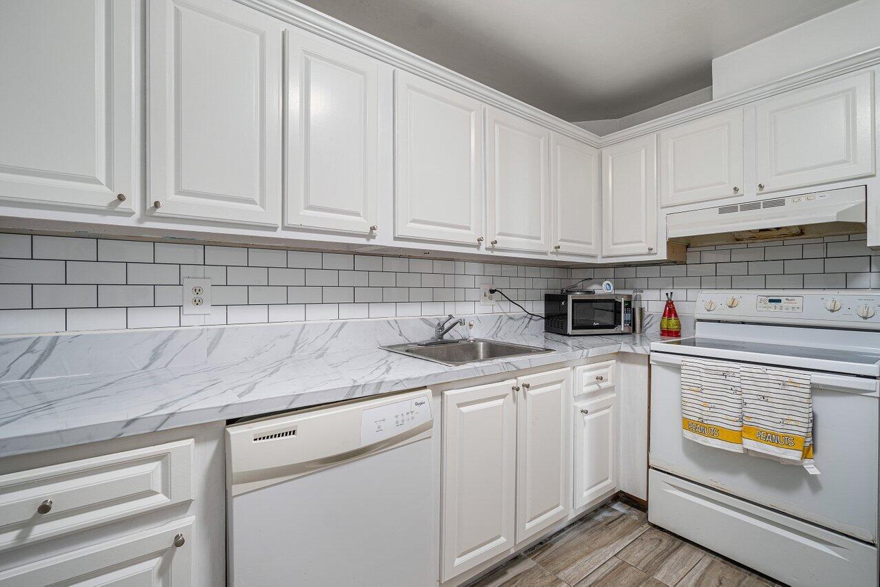 618 Northwest 13th Street, Unit 15 Boca Raton, FL 33486 - Photo 7 of 18 009-618Northwest13thStreet-BocaRaton-FL-