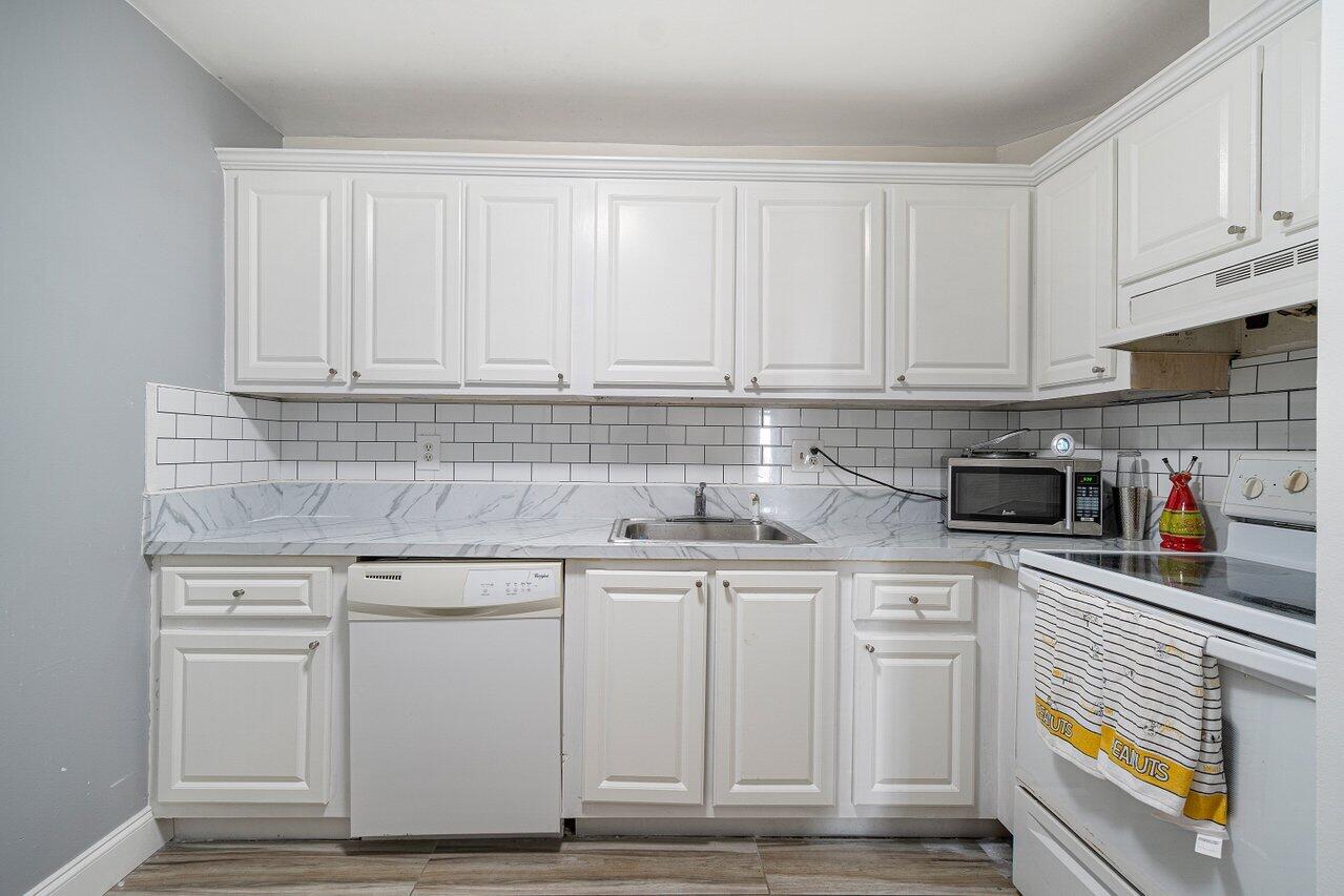 618 Northwest 13th Street, Unit 15 Boca Raton, FL 33486 - Photo 8 of 18 010-618Northwest13thStreet-BocaRaton-FL-