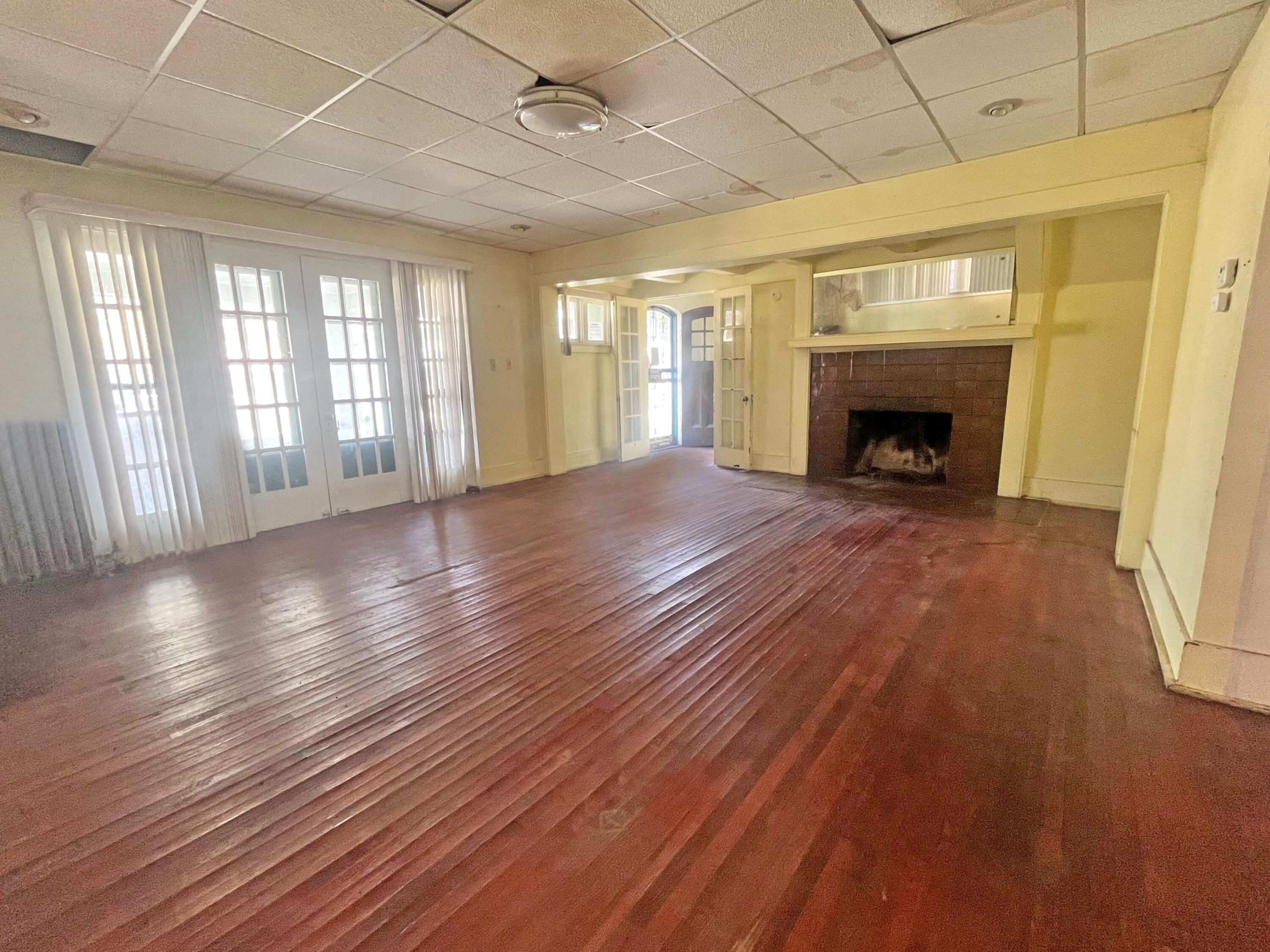 1163 Atkinson Street Detroit, MI 48202 - Photo 4 of 34 20260421_155623000_iOS 1