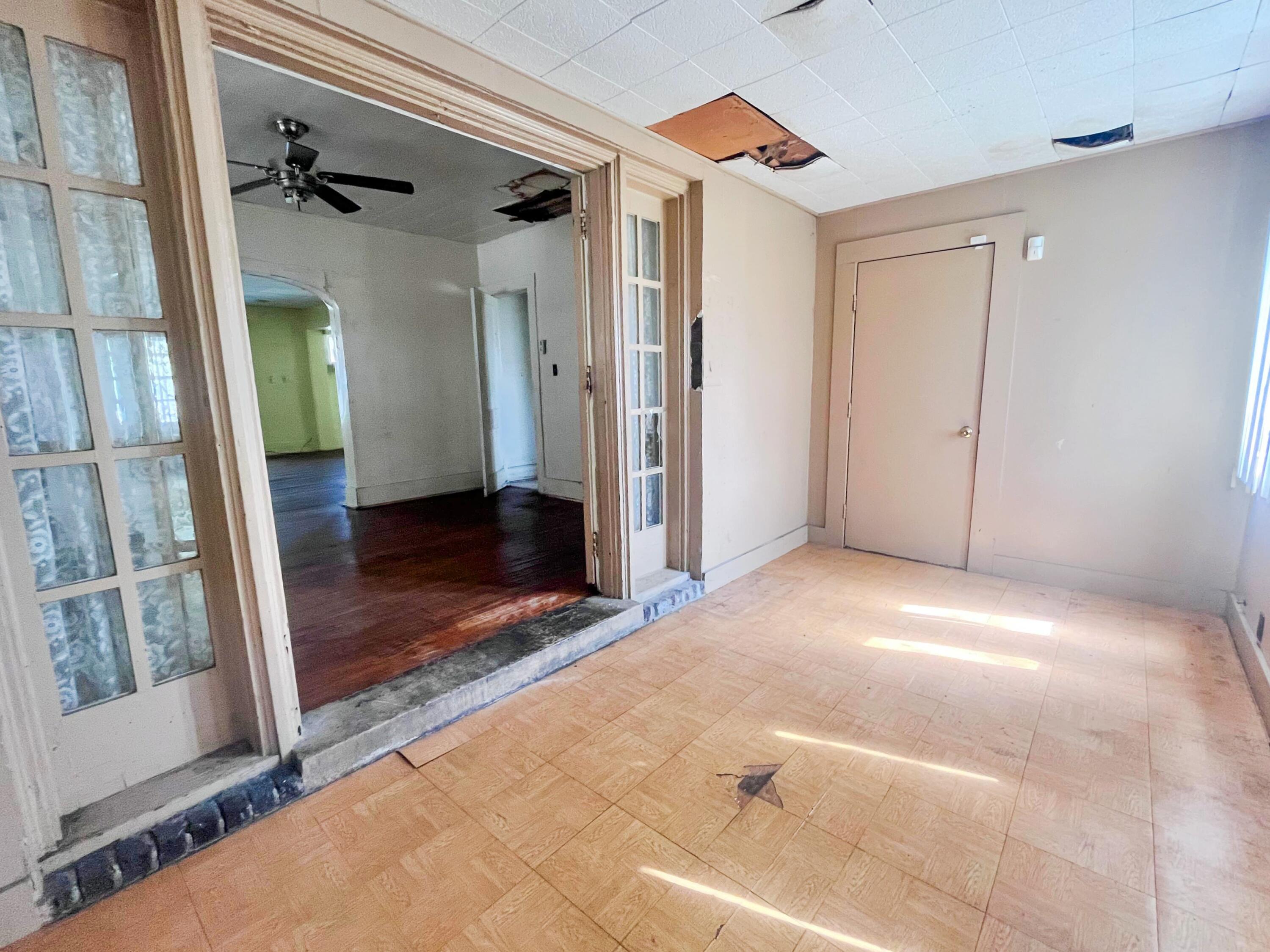 1163 Atkinson Street Detroit, MI 48202 - Photo 8 of 34 20260421_155622000_iOS 1