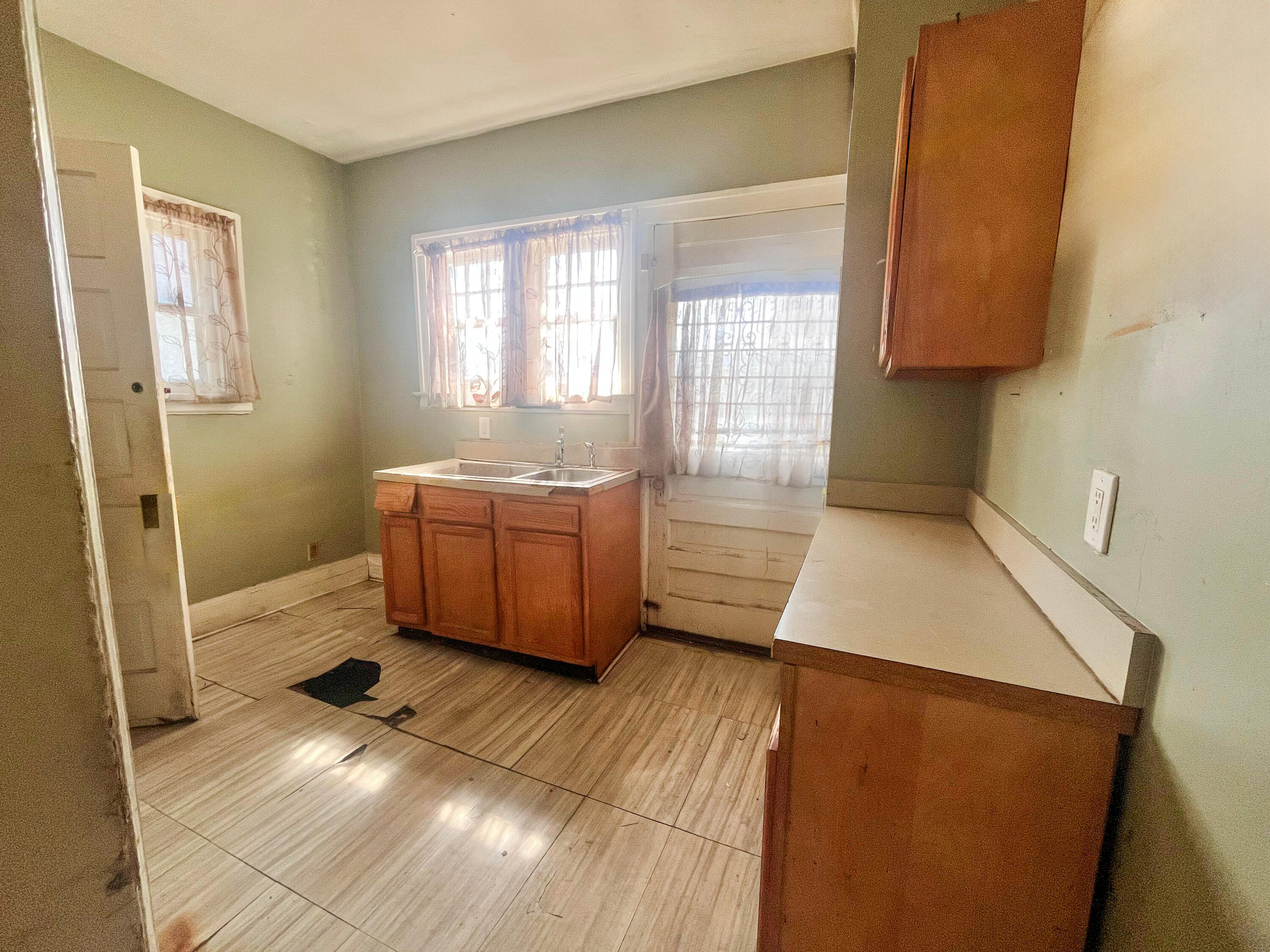 1163 Atkinson Street Detroit, MI 48202 - Photo 9 of 34 20260421_155630000_iOS