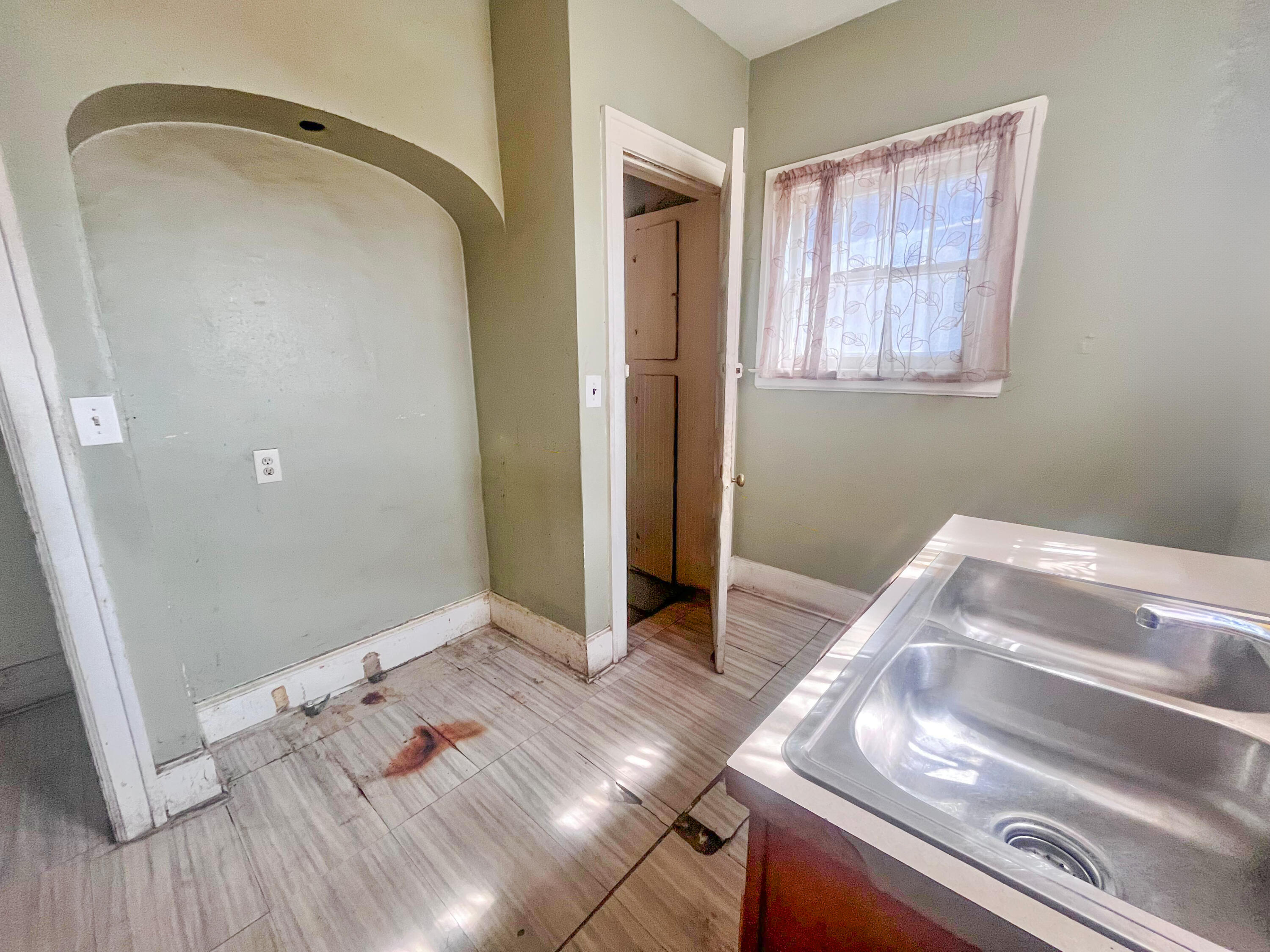 1163 Atkinson Street Detroit, MI 48202 - Photo 10 of 34 20260421_155629000_iOS 1