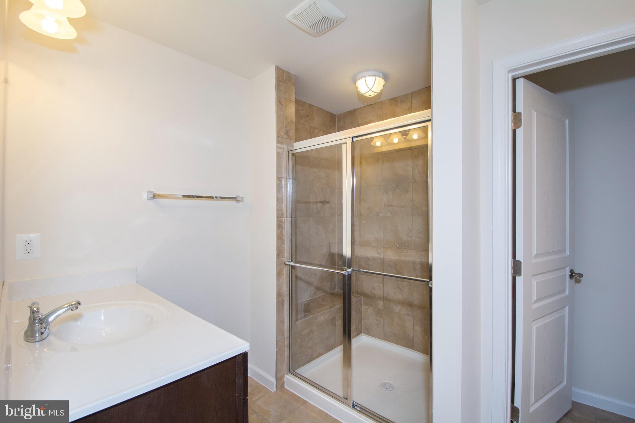 14894 Mason Creek Circle Woodbridge, VA 22191 - Photo 19 of 25 a bathroom with a bathtub