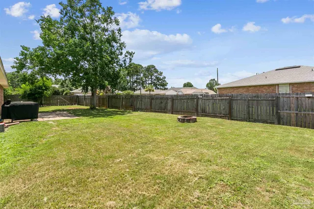 a view of a house with backyard and garden
