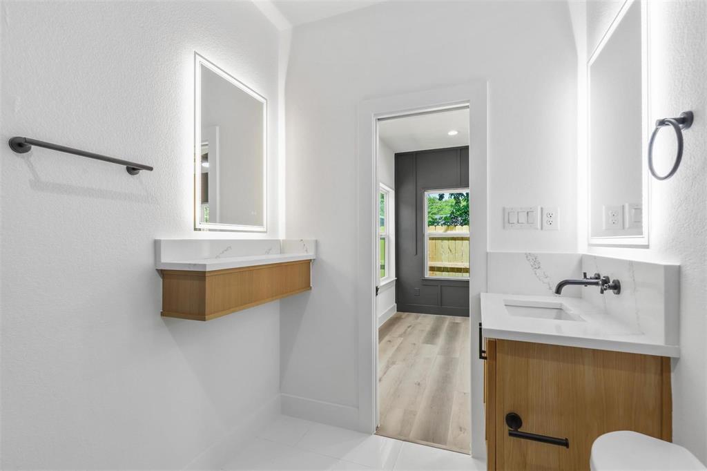 2714 Hector Street Dallas, TX 75210 - Photo 23 of 33 a bathroom with a tub sink and mirror