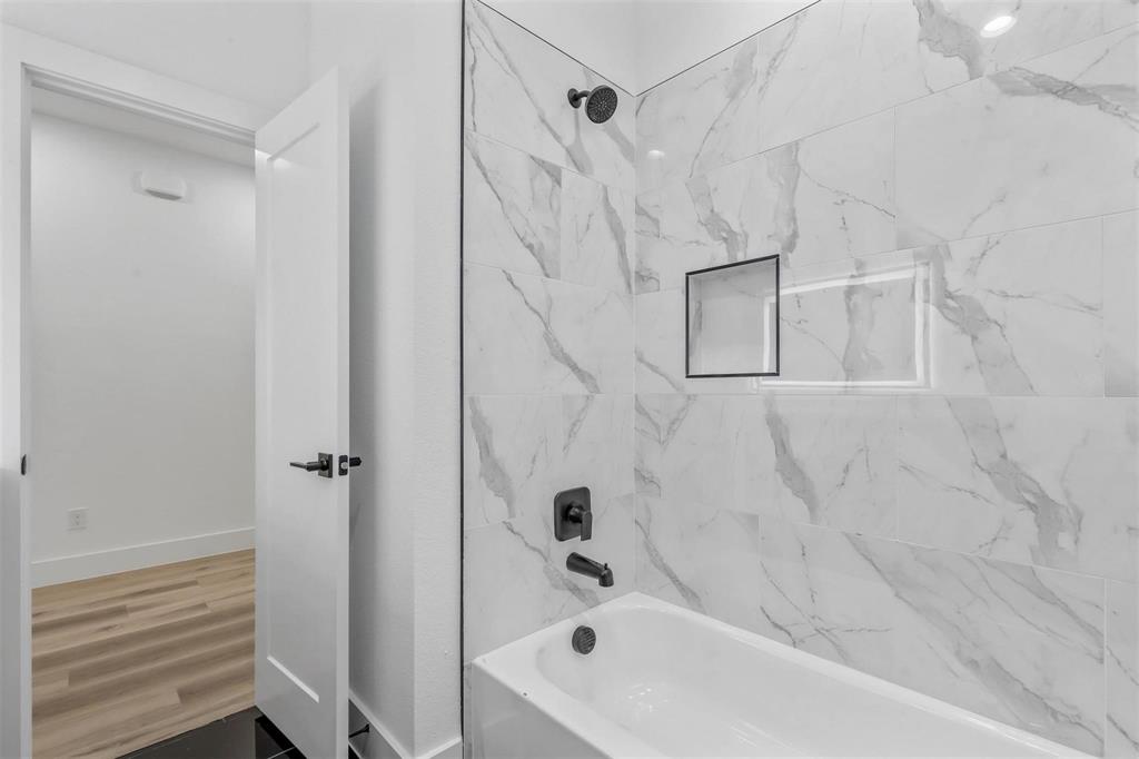 2714 Hector Street Dallas, TX 75210 - Photo 29 of 33 a bathroom with a bathtub