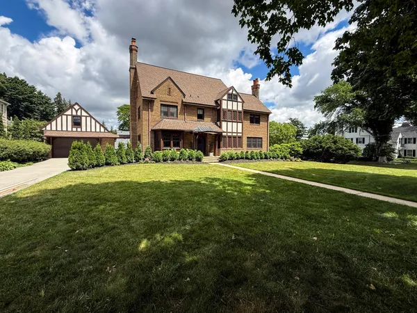 $1,990,000 | 909 8th Street Southwest, Rochester, MN 55902