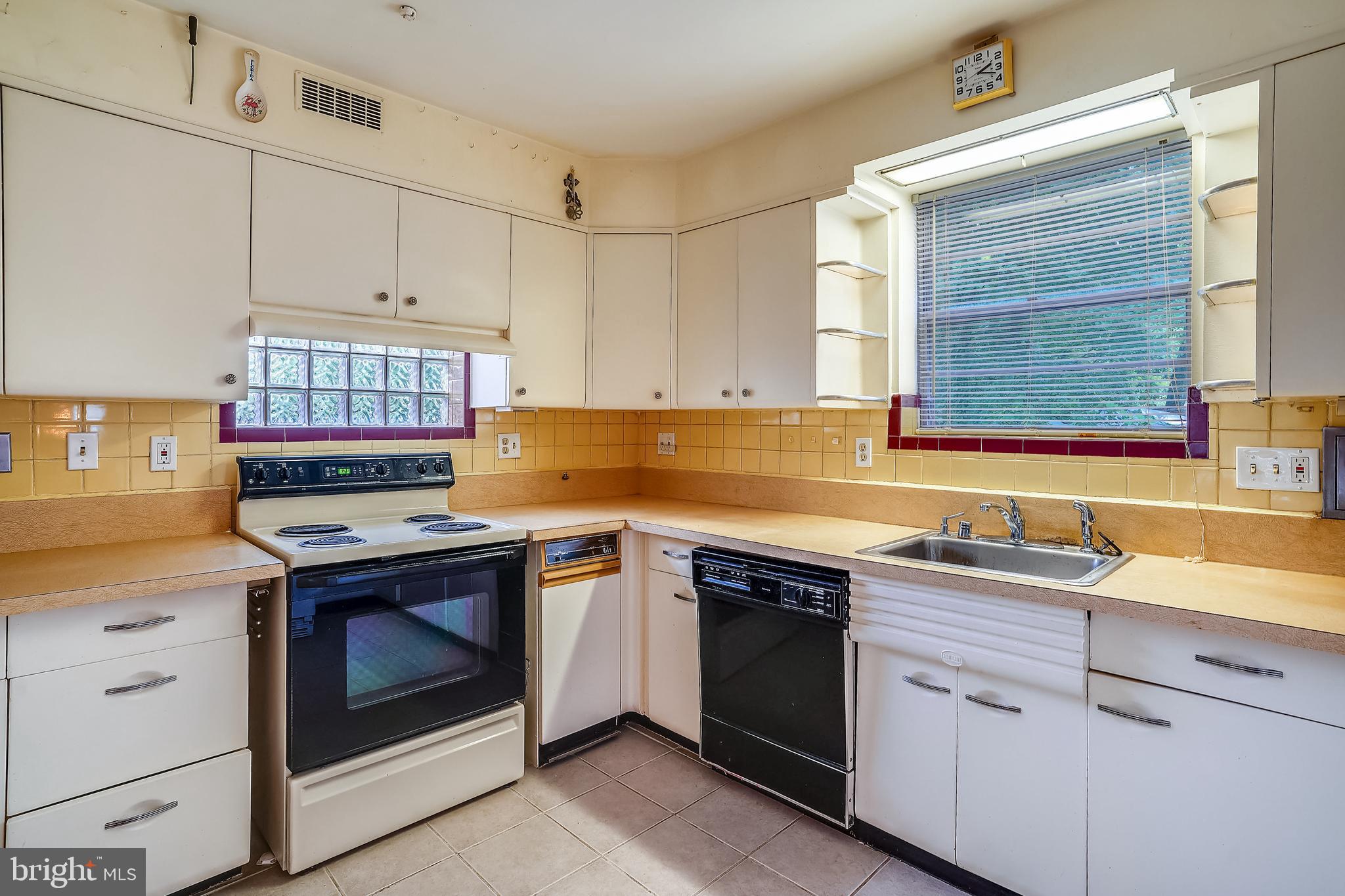 203 East Schuyler Road Silver Spring, MD 20901 - Photo 11 of 37 Nice white cabinets