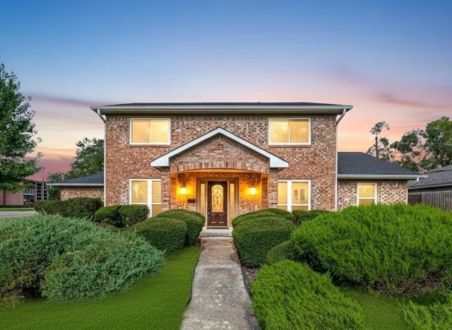 $319,900 | 346 Ballantrae Lane, Houston, TX 77015