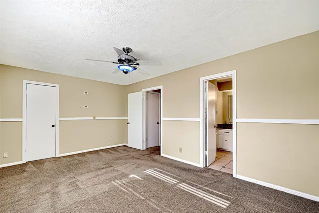a view of a livingroom with a ceiling fan