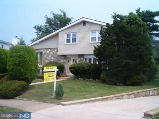 9821 Layton Road Philadelphia, PA 19115 - Photo 3 of 6