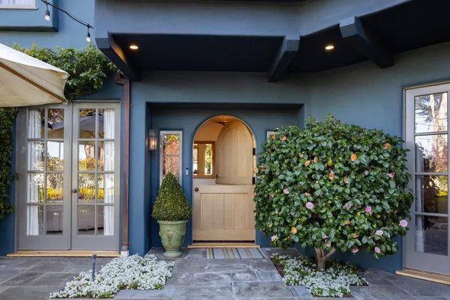 a view of a garage door