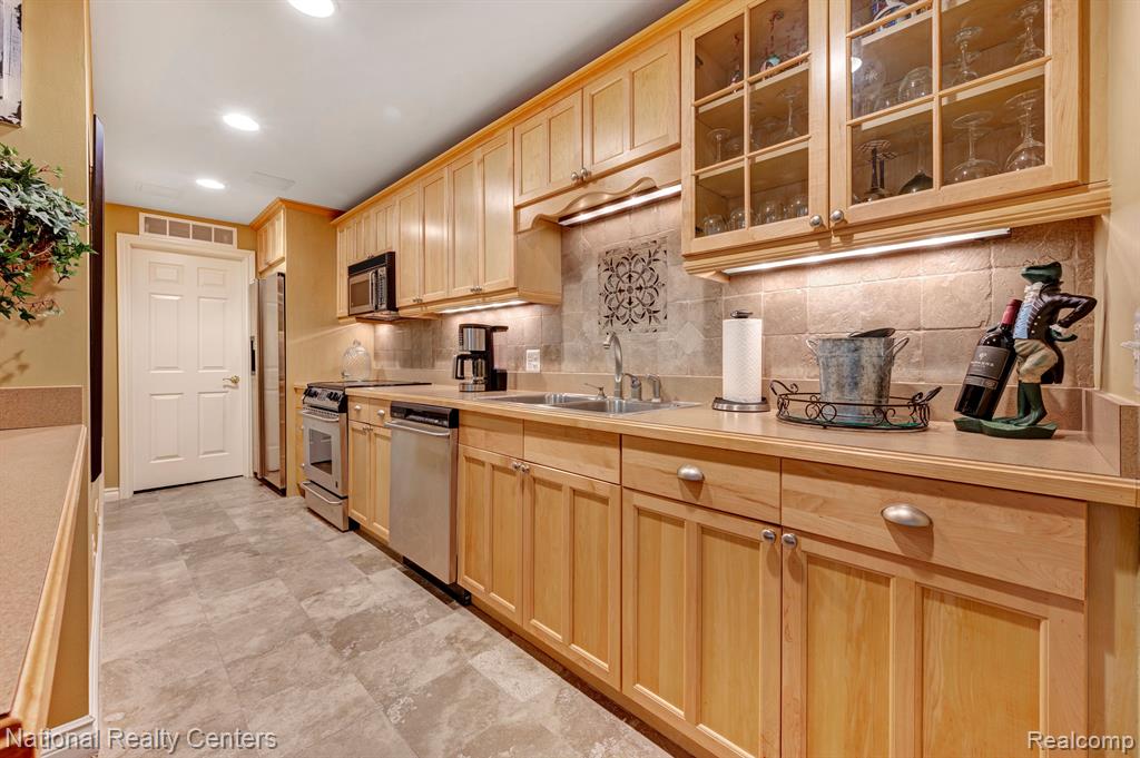 1536 Pondside Court Rochester, MI 48307 - Photo 34 of 41 Gallery Image 34