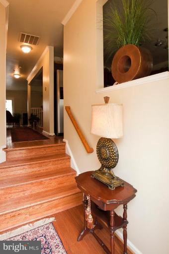 12012 Saw Mill Court Silver Spring, MD 20902 - Photo 3 of 30 Entrance / Foyer