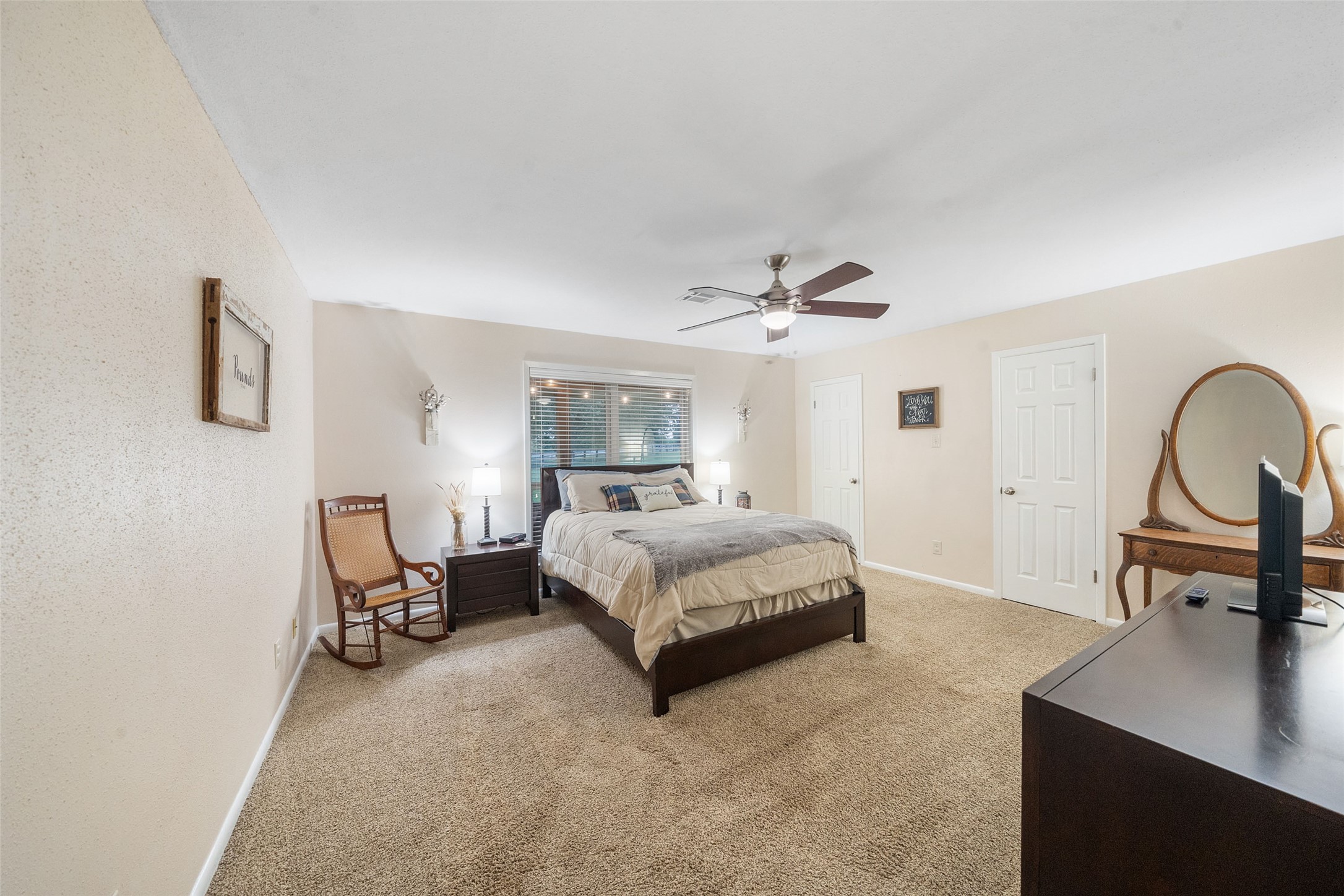 21348 Farm To Market 359 Hempstead, TX 77445 - Photo 20 of 48 a bedroom with a bed chair and a desk