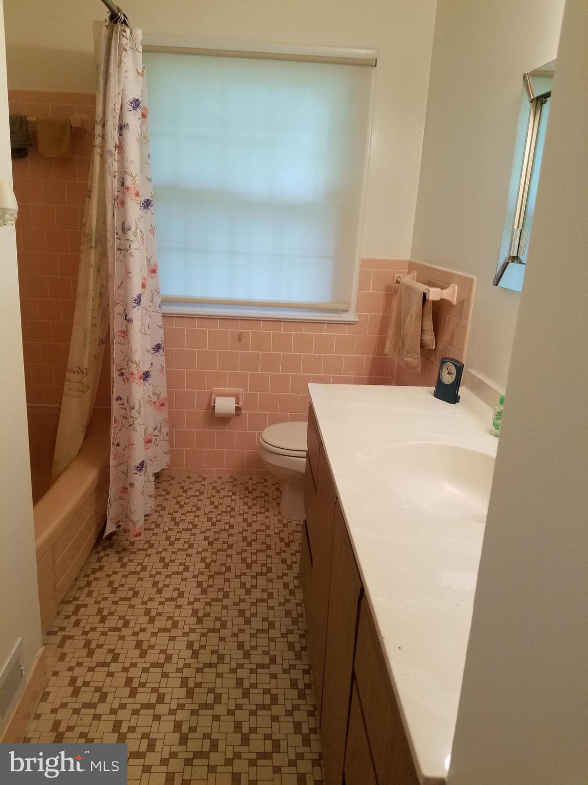 Main level full bath