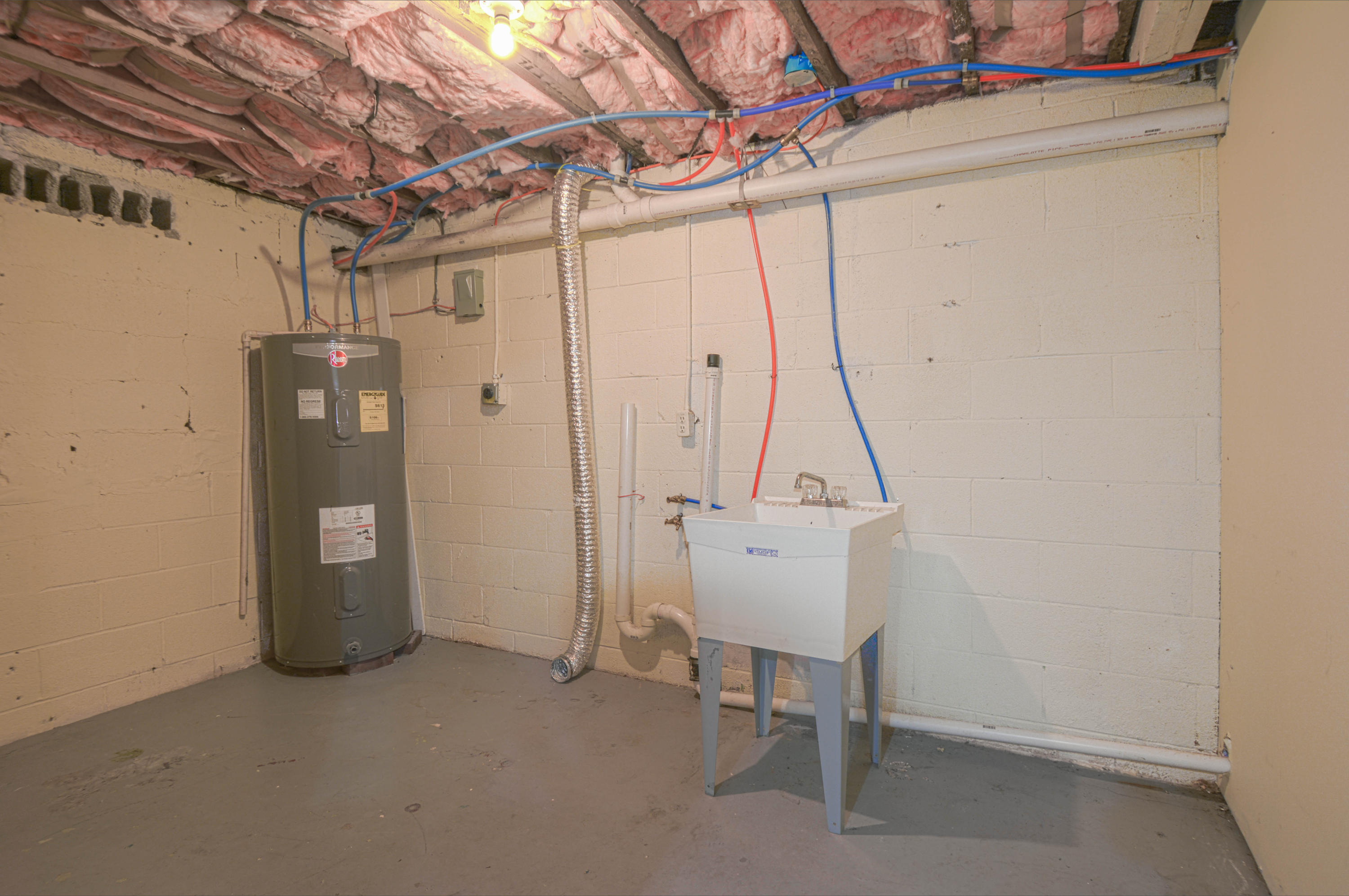102 Union Road Oak Ridge, TN 37830 - Photo 15 of 16 Laundry/utility room.