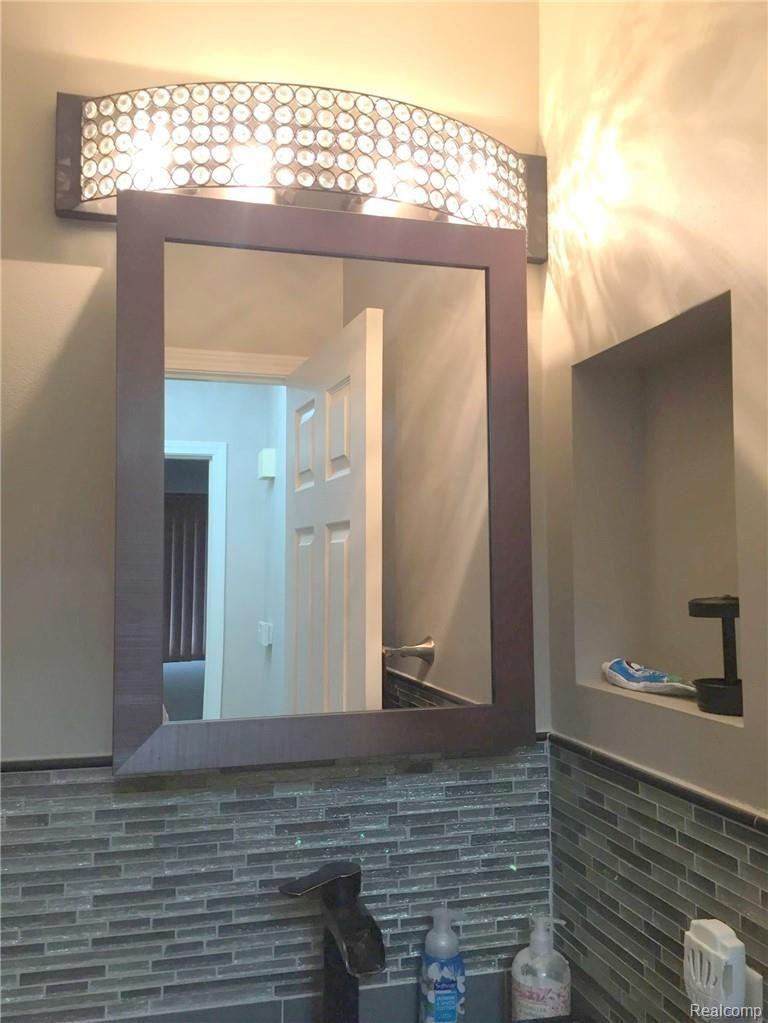 1630 Fielding Drive Rochester, MI 48307 - Photo 17 of 29 18 Bathroom.JPG