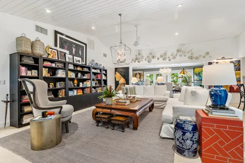 $1,200,000 | 10 Bentwood Road, Palm Beach Gardens, FL 33418