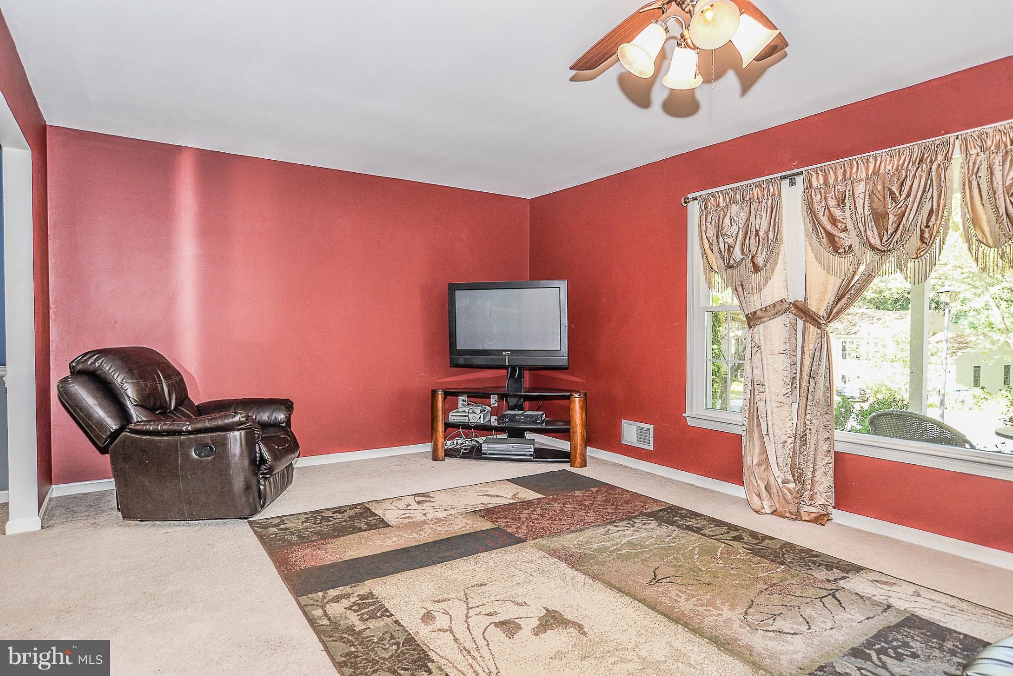 7925 St George Court Springfield, VA 22153 - Photo 4 of 24 Living Room