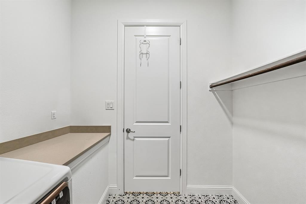 515 West Laureland Road Dallas, TX 75232 - Photo 26 of 32 a bathroom with a sink