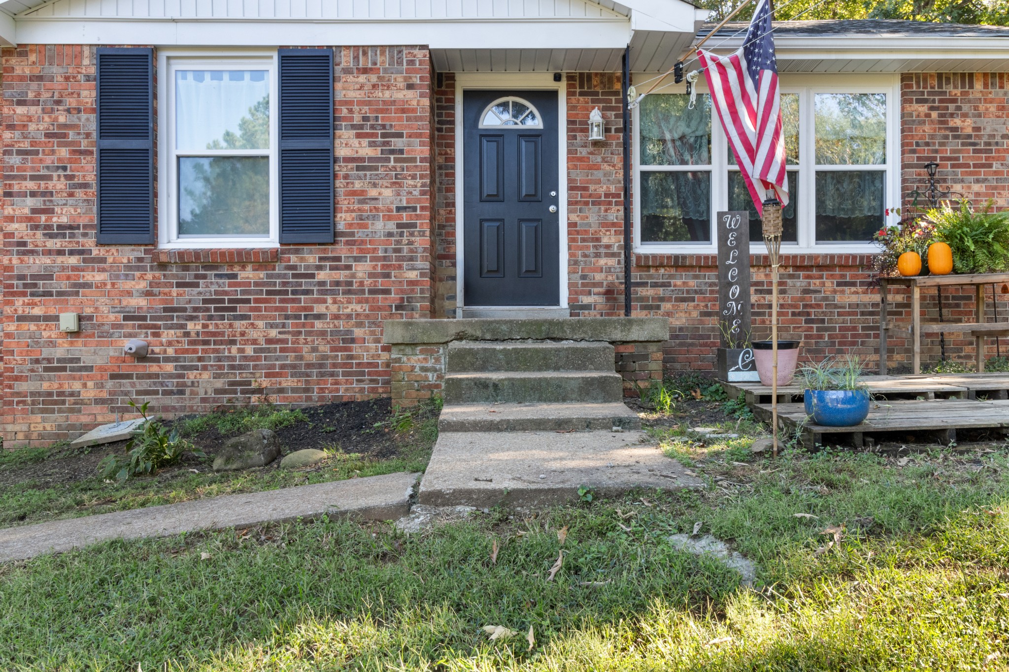 684 Dean Road Clarksville, TN 37040 - Photo 7 of 35 a front view of a house with garden