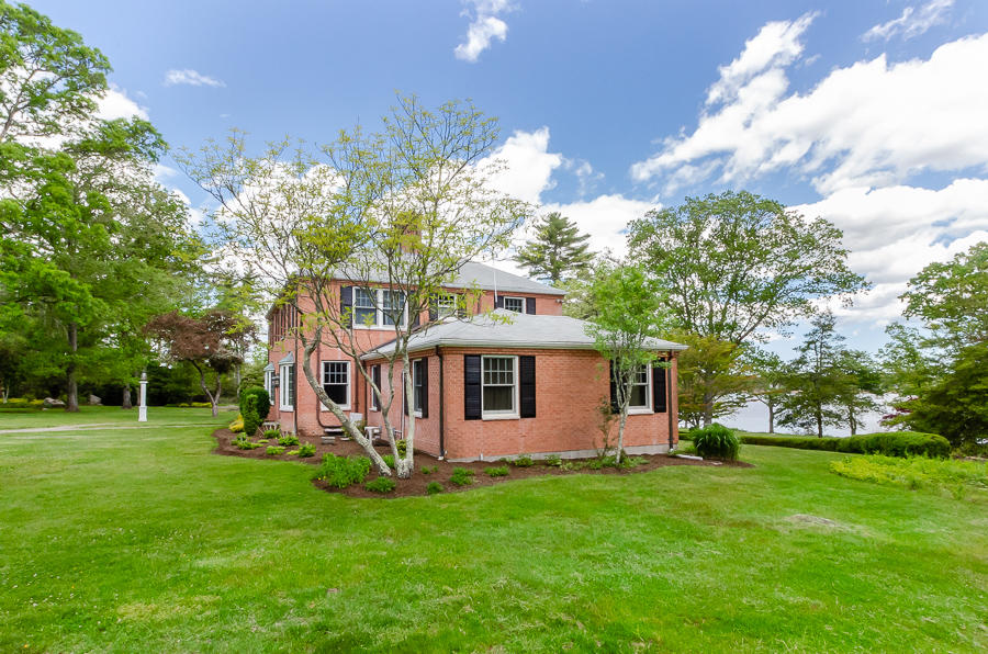 78 Wareham Road Marion, MA 02738 - Photo 5 of 47 a front view of a house with garden