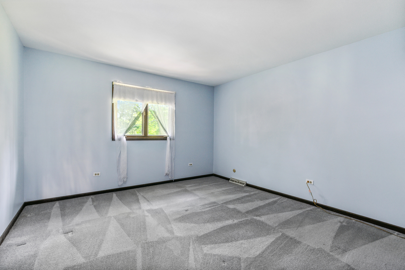 552 Hackberry Road Frankfort, IL 60423 - Photo 13 of 22 an empty room with window