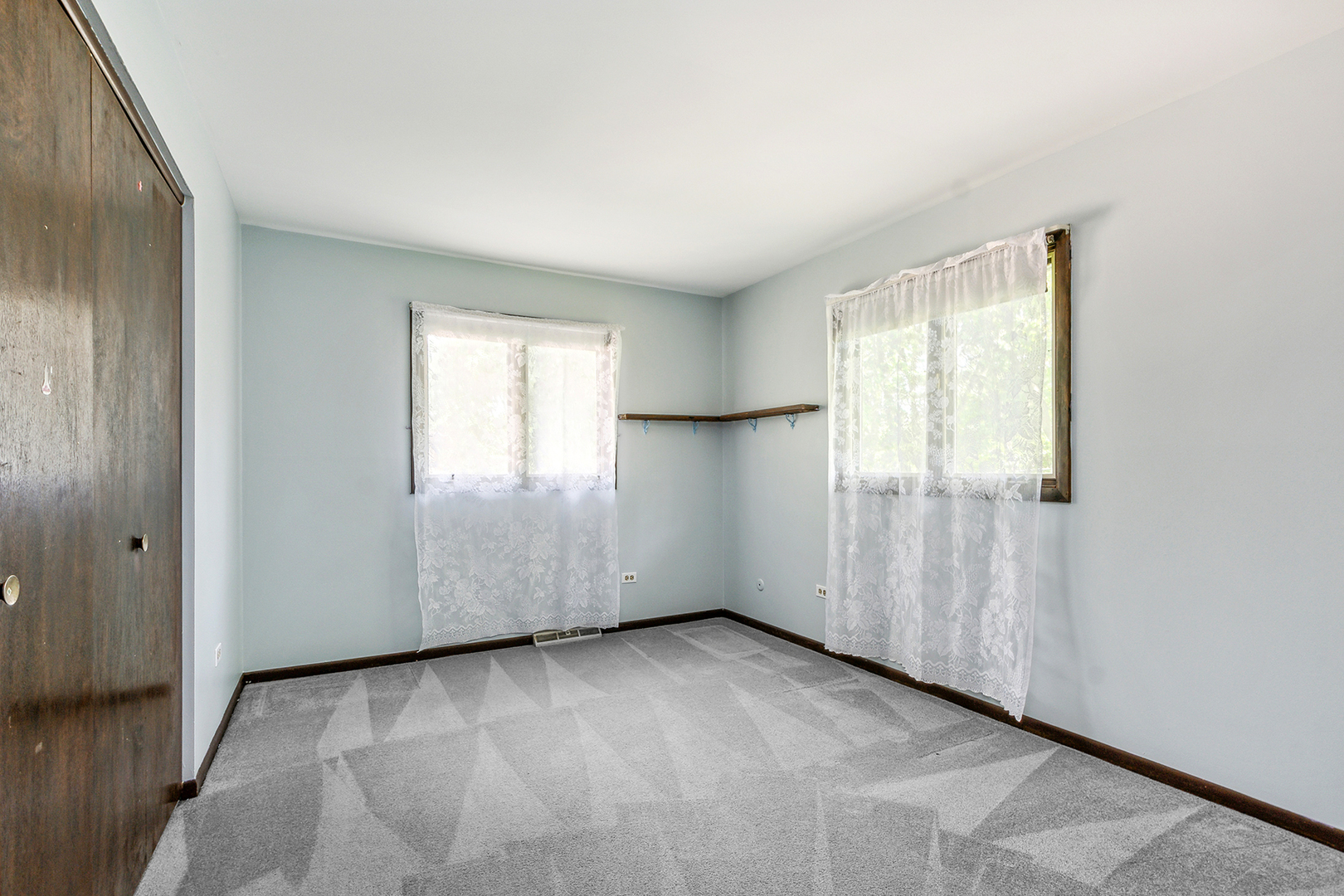 552 Hackberry Road Frankfort, IL 60423 - Photo 15 of 22 an empty room with windows