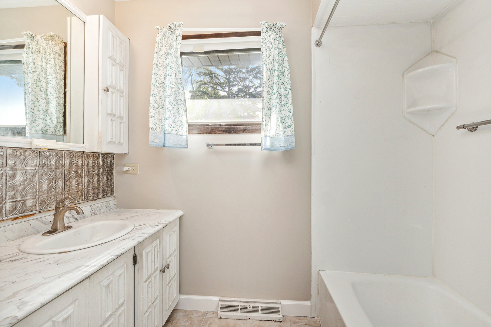 552 Hackberry Road Frankfort, IL 60423 - Photo 16 of 22 a bathroom with a sink and a bathtub