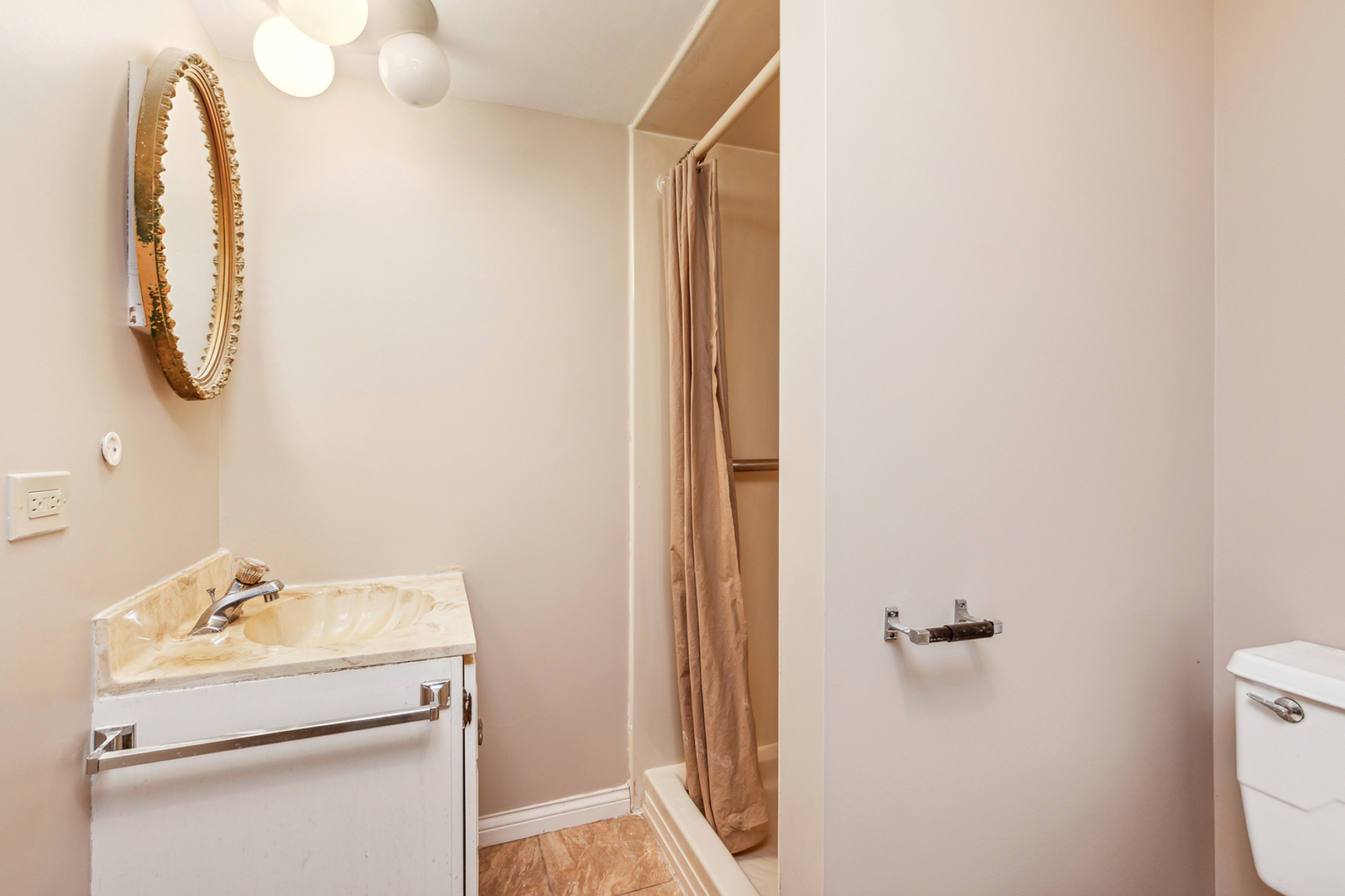 552 Hackberry Road Frankfort, IL 60423 - Photo 17 of 22 a bathroom with a sink and mirror