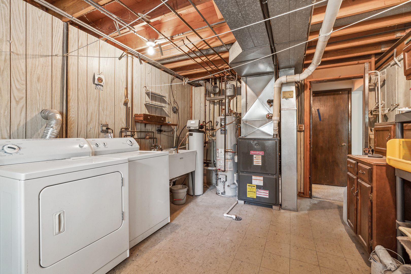 552 Hackberry Road Frankfort, IL 60423 - Photo 18 of 22 a utility room with dryer and washer