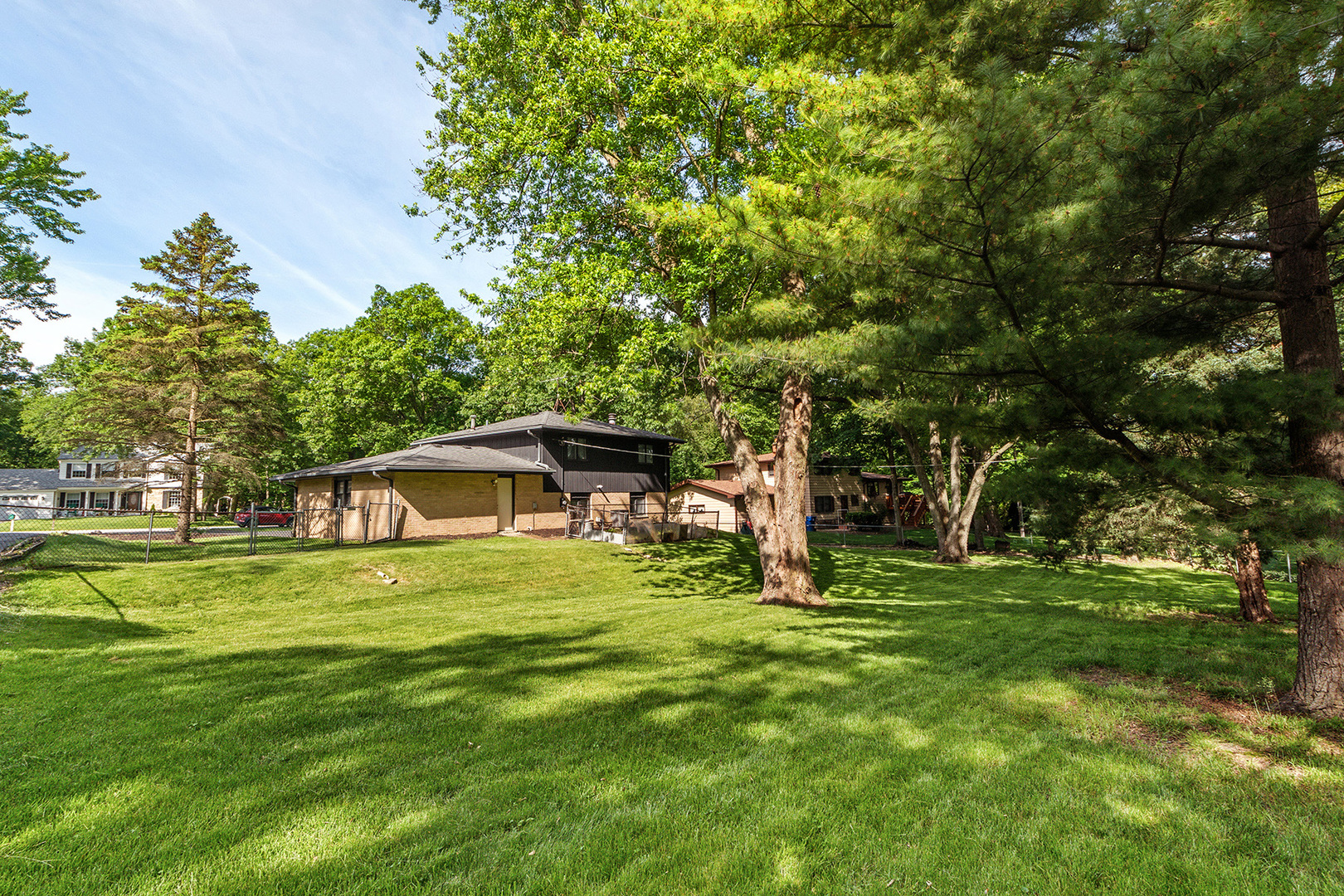 552 Hackberry Road Frankfort, IL 60423 - Photo 21 of 22 a backyard of a house with table and chairs
