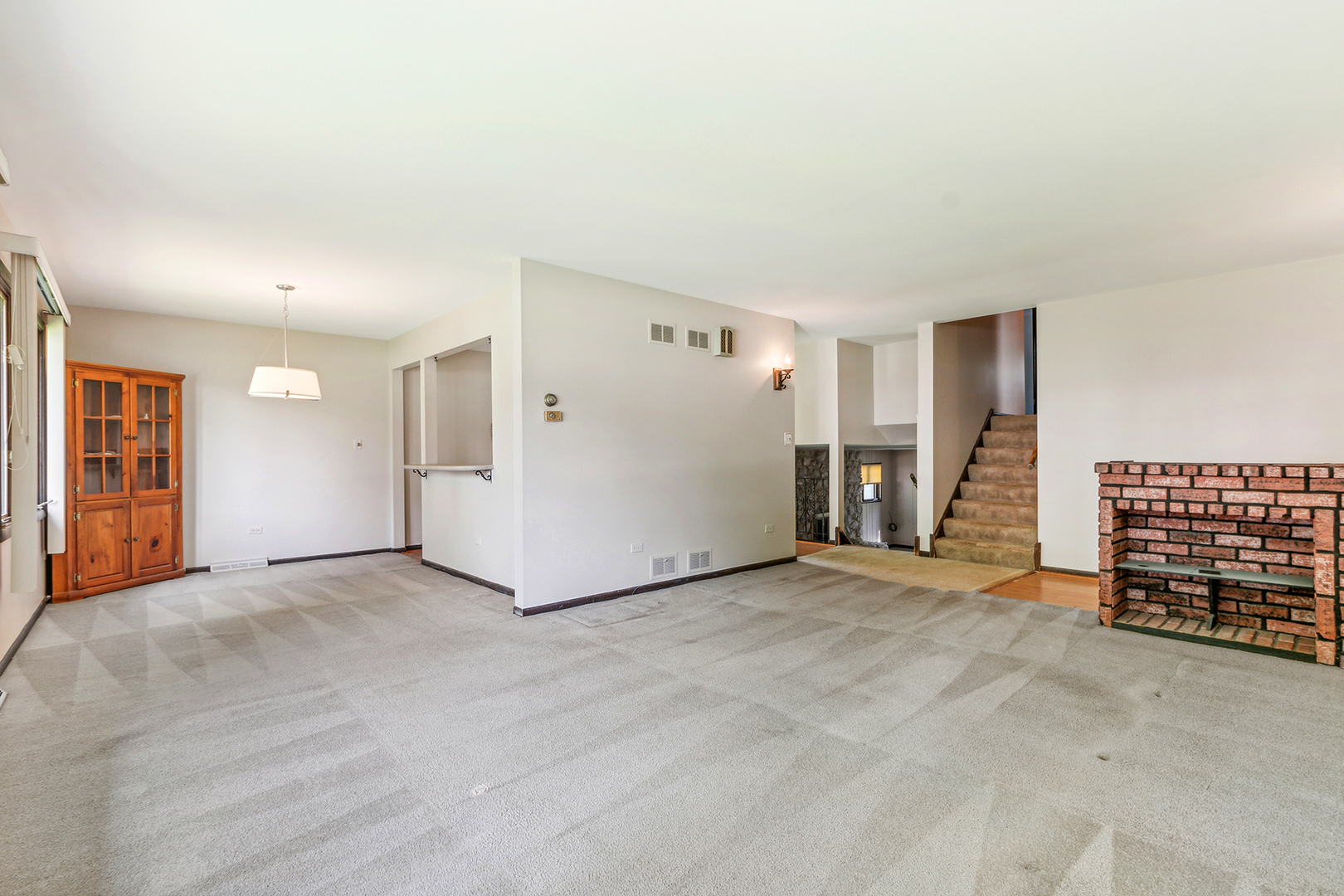 552 Hackberry Road Frankfort, IL 60423 - Photo 4 of 22 an empty room with windows & cabinet