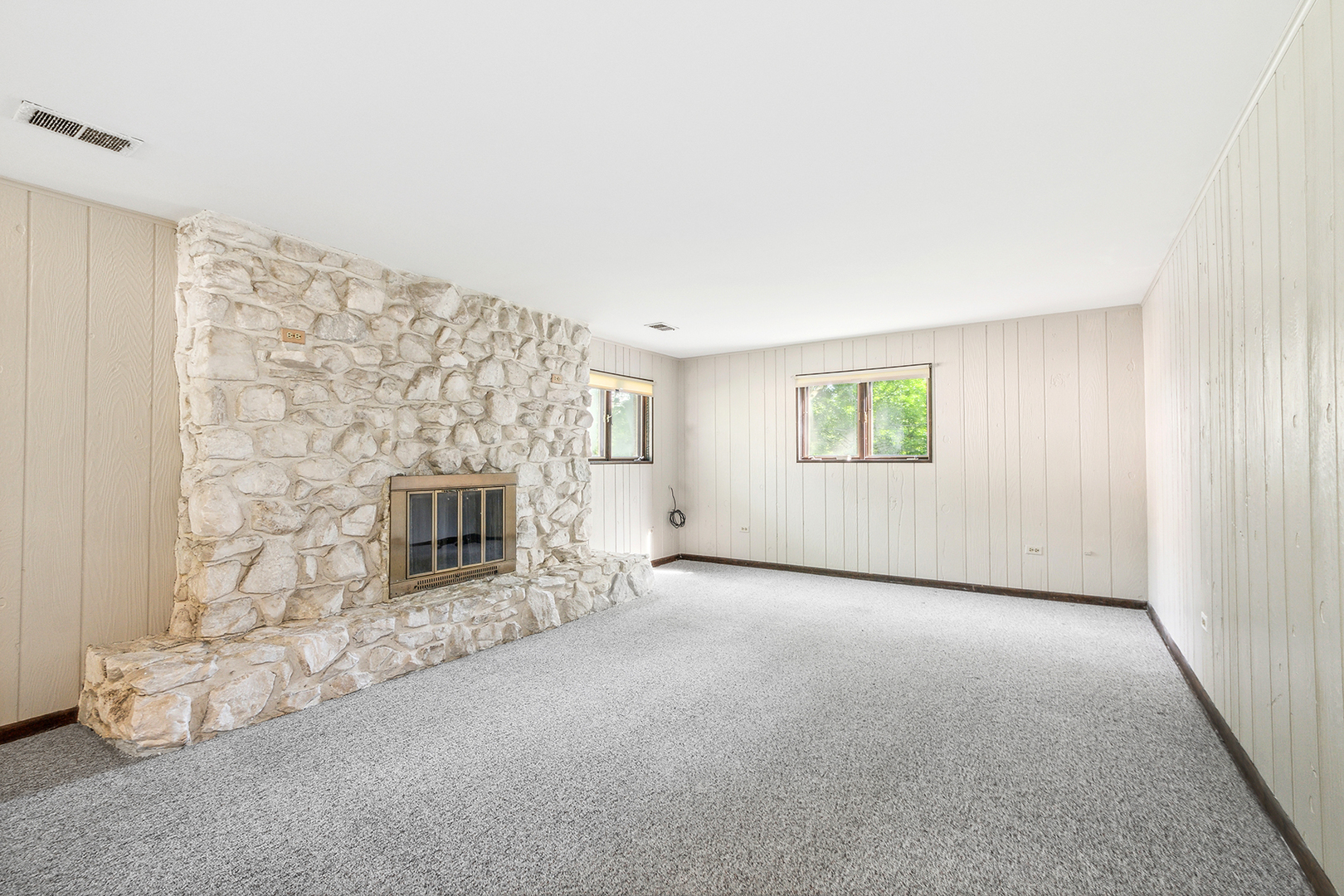 552 Hackberry Road Frankfort, IL 60423 - Photo 10 of 22 an empty room with windows