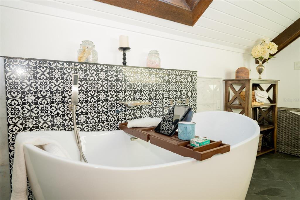 9807 Wedgewood Lane Leesburg, FL 34788 - Photo 30 of 90 a bathroom with a bathtub