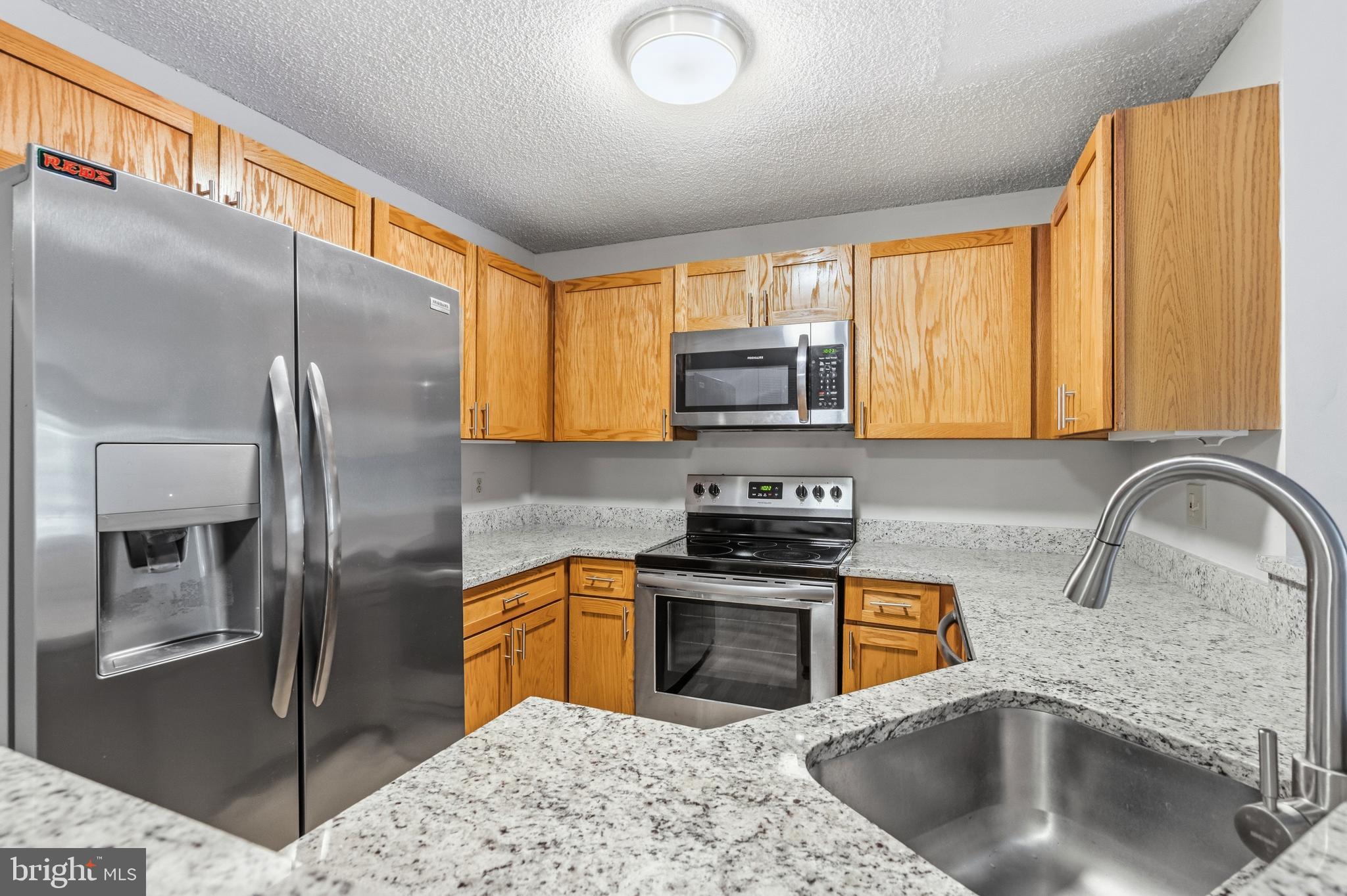11705 Summerchase Circle Reston, VA 20194 - Photo 10 of 25 Kitchen w/ Granite Counter Tops and SS Appliances