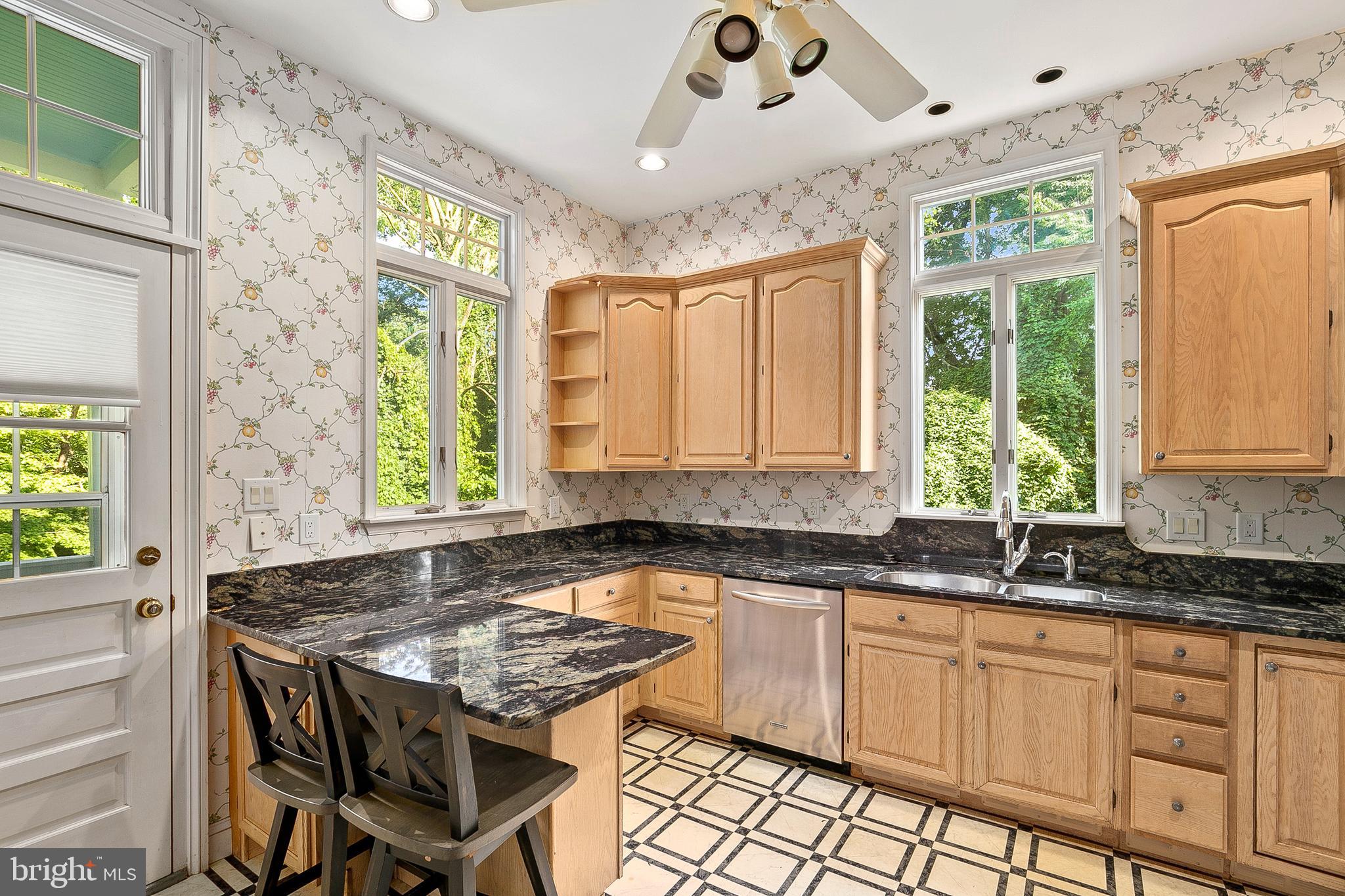 11 North Belle Grove Road Baltimore, MD 21228 - Photo 23 of 64 Kitchen