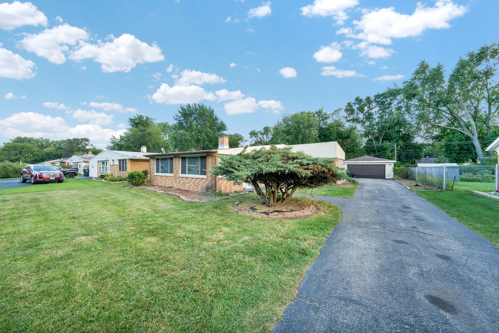 15300 Parkside Drive Markham, IL 60428 - Photo 2 of 24