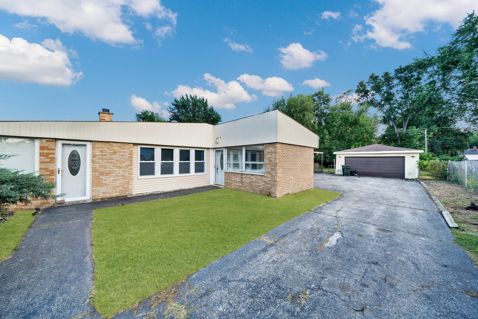 15300 Parkside Drive Markham, IL 60428 - Photo 3 of 24