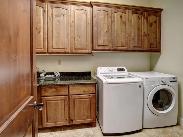 a view of room with window and ceiling fan